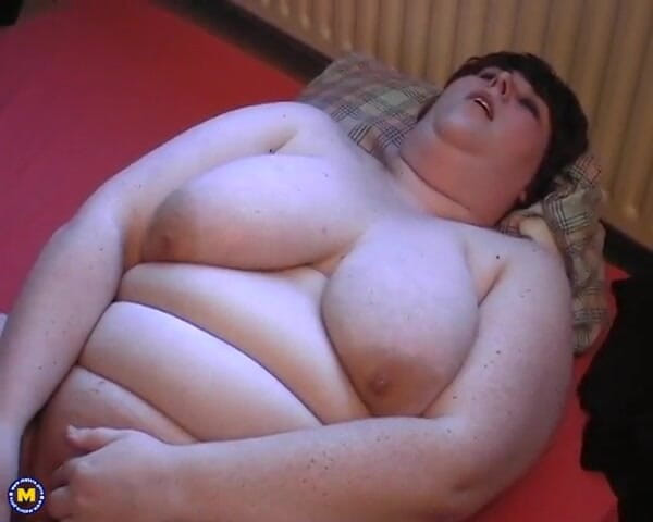 Mature NL: Big mature amateur lesbians