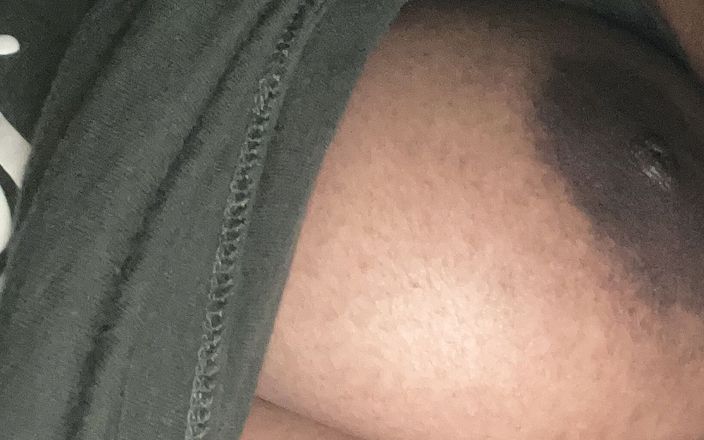 Juicy pussy with huge boobs: 我巨大的黑色乳头胸部