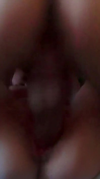 Une femme trompe son mari avec un inconnu lors d’une house party