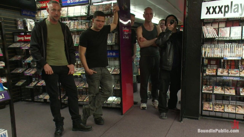 Bound in public: ラテン系のハンクがフォルサム・ガルチのポルノ店で二重に挿入される。