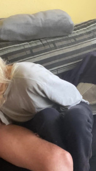 Hiszpańska milf na kamerze - napalona żona rucha swojego sąsiada na żywo
