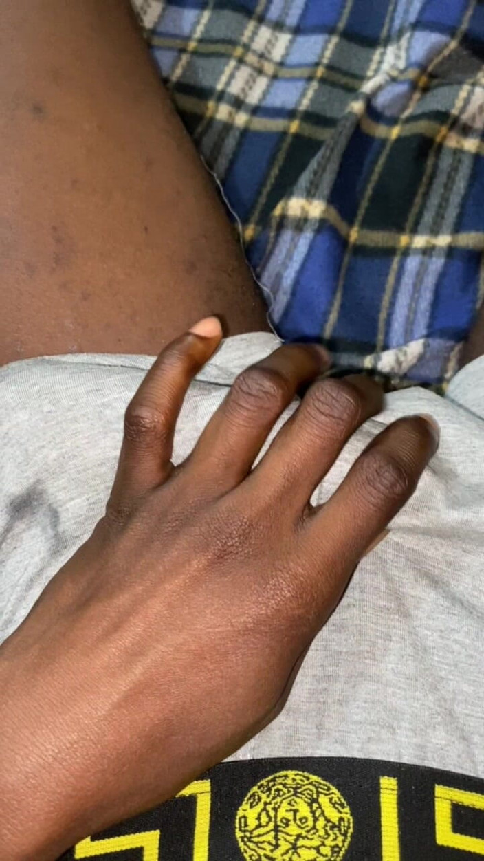 Slimniqqa: Fui pego acariciando meu grande pau preto