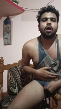 Eu assistindo desesperadamente um vídeo de 2 meninos com tesão fodendo duro