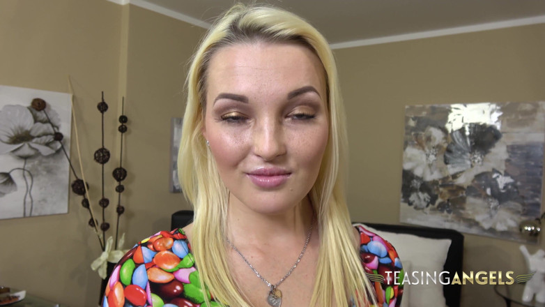 Teasing Angels: Rubia sexy muestra lo que le encanta hacer con tu...