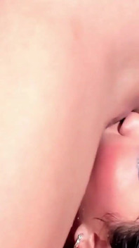 Show intense avec éjaculation sur une fille
