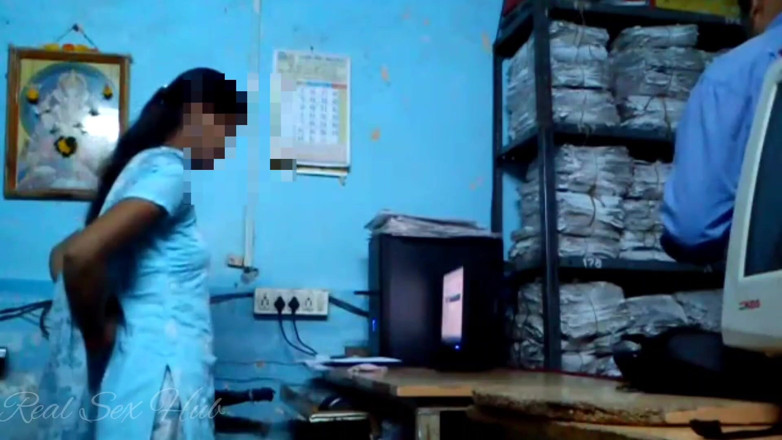 Real sex hub: भारतीय सौतेले पिता ने अपनी सौतेली बेटी को अपने ऑफिस के कमरे में चोदा
