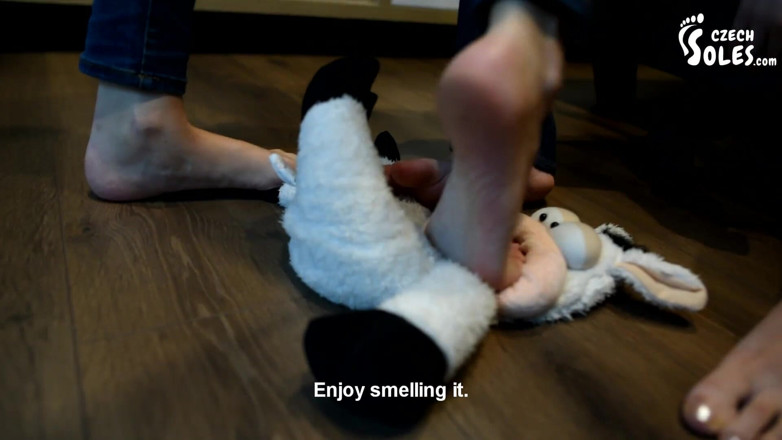 Czech Soles - foot fetish content: 践踏、踢、踩踏和踢球！