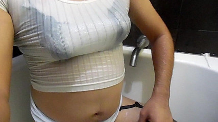 Wet lingerie: Un alt videoclip cu lenjerie umedă