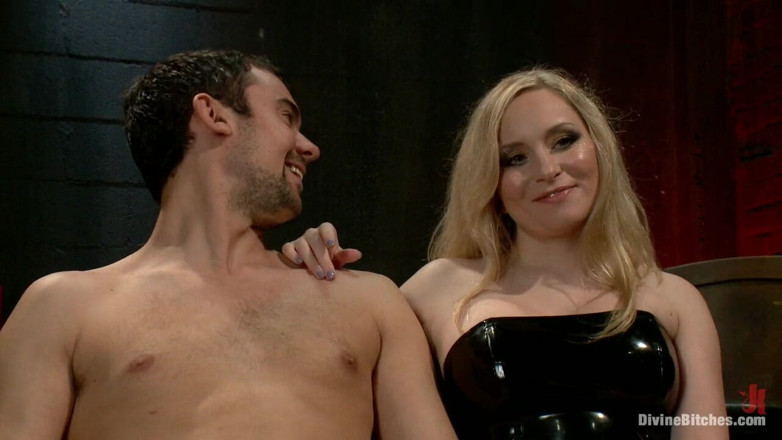 Divine Bitches by Kink: D’inutile à digne dans cinq maîtresses : épisode 1