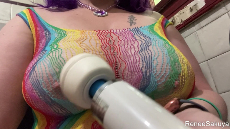 Renee Sakuya: Body arcobaleno hitachi su capezzoli e figa, sborrata rapida