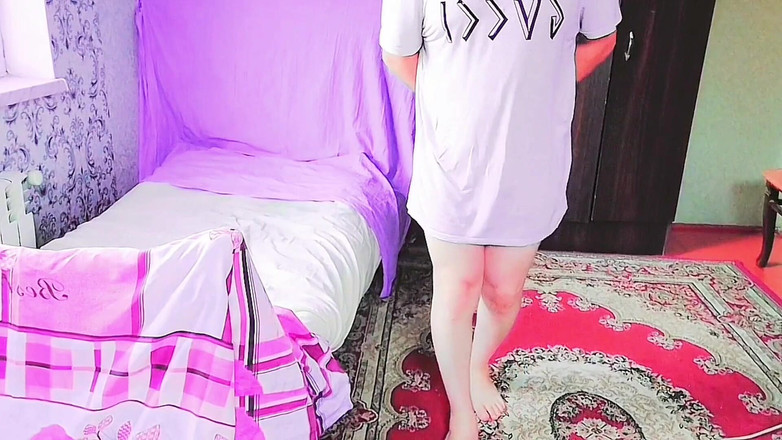 Kitty_Cross: Soffice ragazzo effeminato che allunga le gambe in abito da...