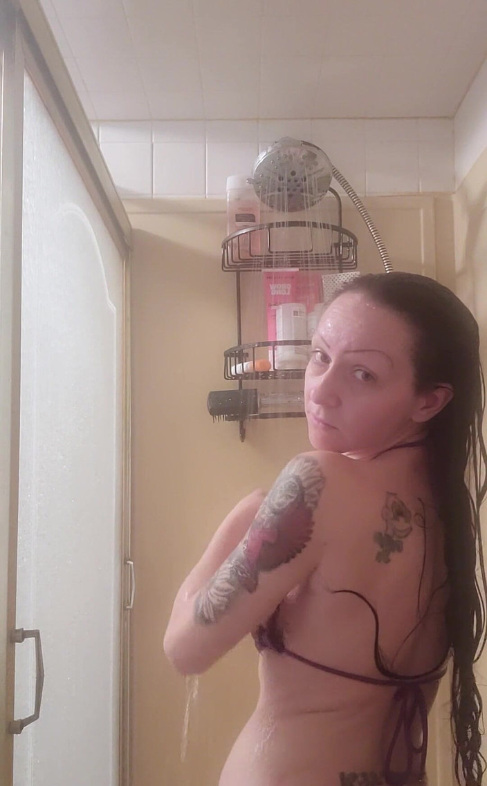 Raven Willow: 我所有的头发爱好者都看着我在淋浴时洗干净