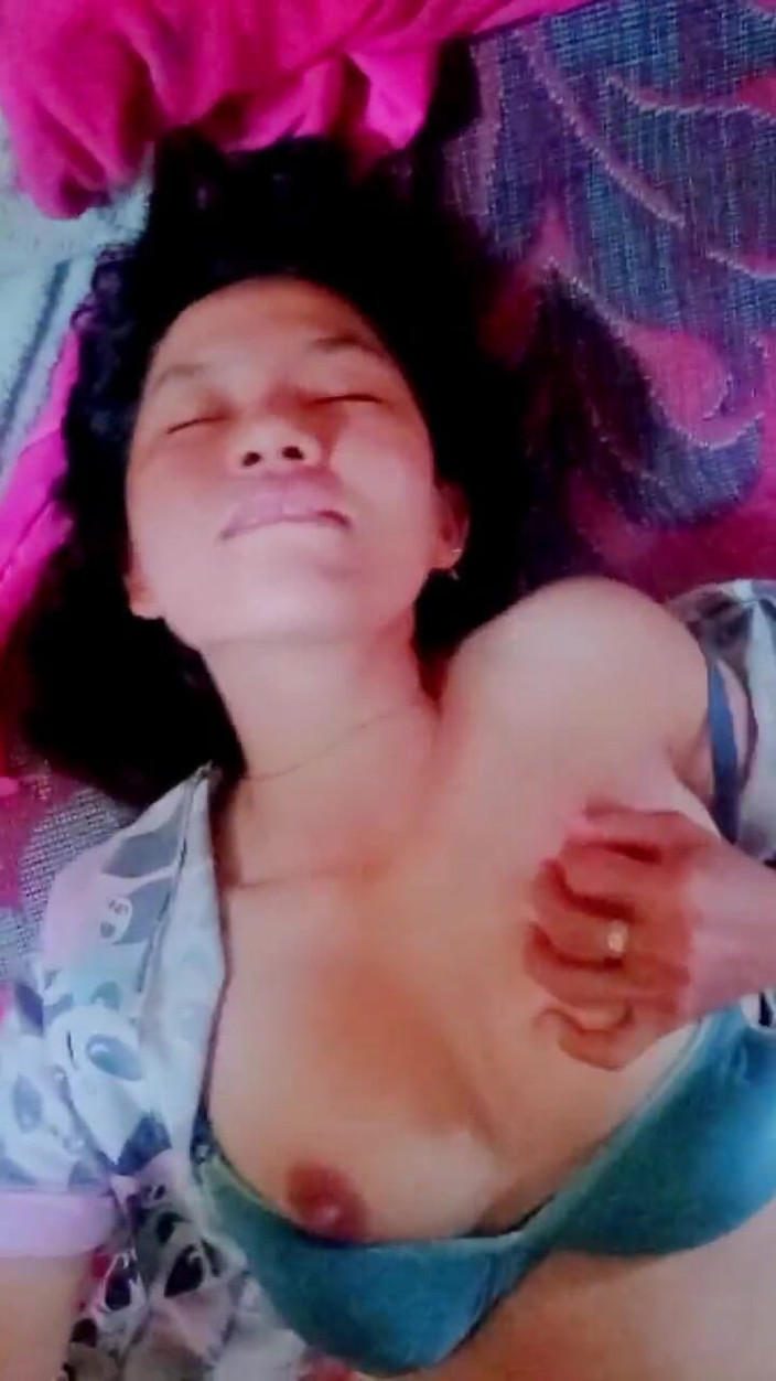 Cyla95: Cyla mát xa ngực của tôi để đạt cực khoái