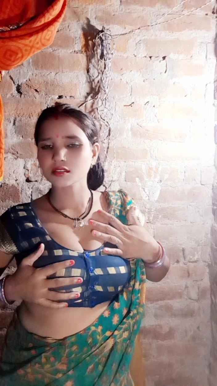 Renudbf: Індійська гаряча невістка дрочить її пизду і сквіртує (хінді аудіо)