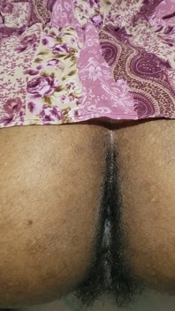 Fată cu pizdă păroasă sexy în prim plan, apoi cur și vagin
