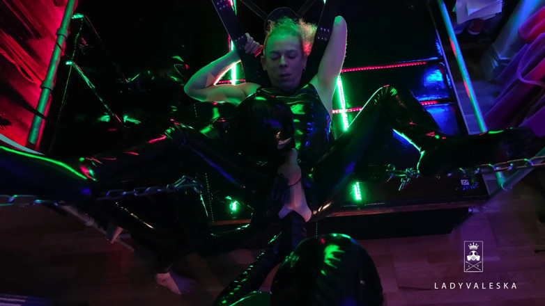 Lady Valeska: Domme cao su dương vật giả khổng lồ và gimp