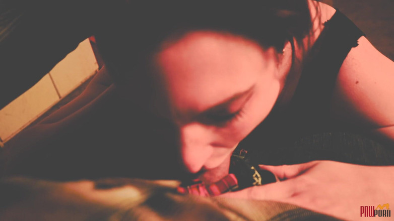 PNW Porn: Puta atrapada empujada para desnudarse y chupar al captor