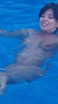 Umezindu-mă lângă piscină