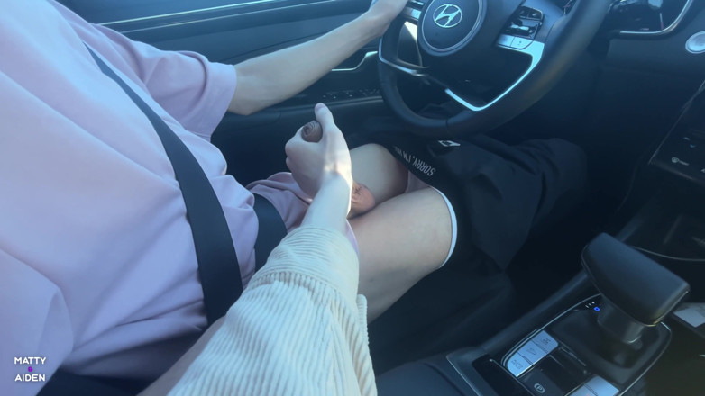 Matty And Aiden: Jóvenes twinks detuvieron el auto para hacer una mamada