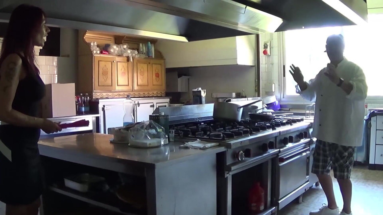 King Of Amateur: Sexy Bitch in Kitchen, Roberta Farnese Likes It
