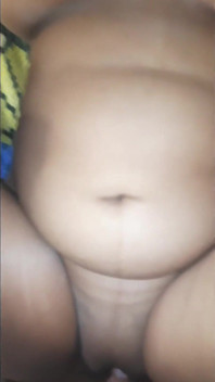 Radha, tatie tamoule pulpeuse, se joint à son mari