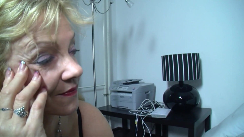 Swinger Friends Germany: Tetikus langsing dengan nilon merah dan pepek yang tidak pernah...