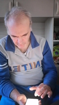 Piscio con una sega che dura 130 minuti in uno spettacolo dal vivo e infila il dito nel culo masturbando il mio ano