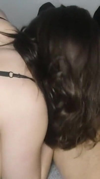 Corno, eu fodi o amigo do meu marido e ele não conseguia parar de ejacular, ele me encheu tanto que rasgou minha vagi
