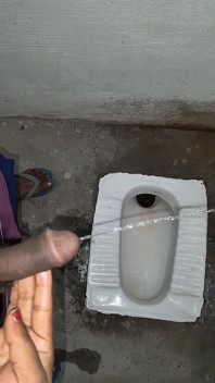 Hintli kadın üvey erkek kardeşinin penisini tutuyor ve ona işiyor ve işiyor