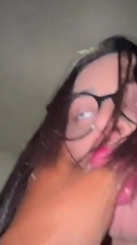 Aku memberikan vaginaku tanpa kondom ke penis, dia masuk ke dalam vaginaku yang berwarna merah mudaku yang dipenuhi susu