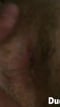 Un mec soumis vêtu d’une tenue en cuir s’étouffe sur la bite énorme de son dom