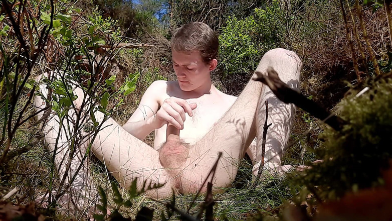 Forest Boi: Nua na floresta se masturbando