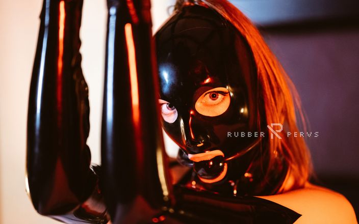 Rubber pervs: Vulnerable gagged Latexslut riding the Magic Wand
