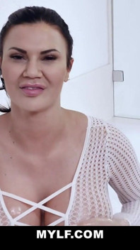 Pervertida milf se masturba na banheira