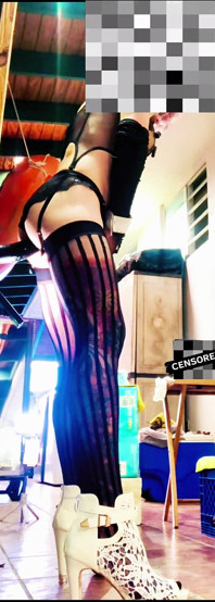 Seksi transseksüel siyah çoraplı duvardaki anal dildoya biniyor