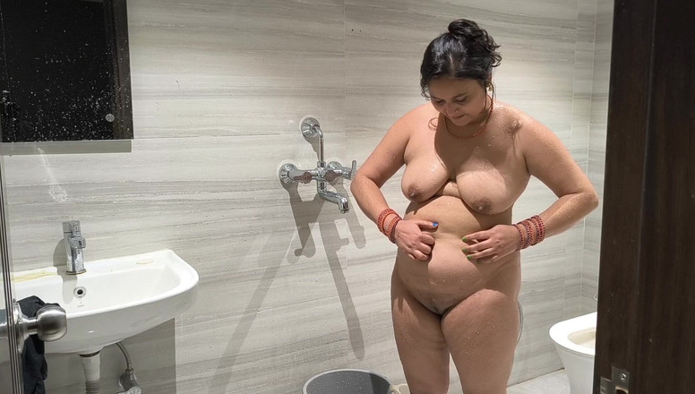 Desi chudai hub: Puja, fille desi, prend une douche matinale