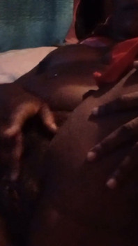 Nite se masturbe tardivement en me doigtant la chatte, orgasmes gémissants