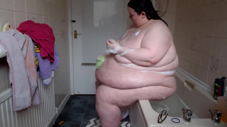 SSBBWLadyBrads: Товстушка грає з животом у ванній кімнаті та душем