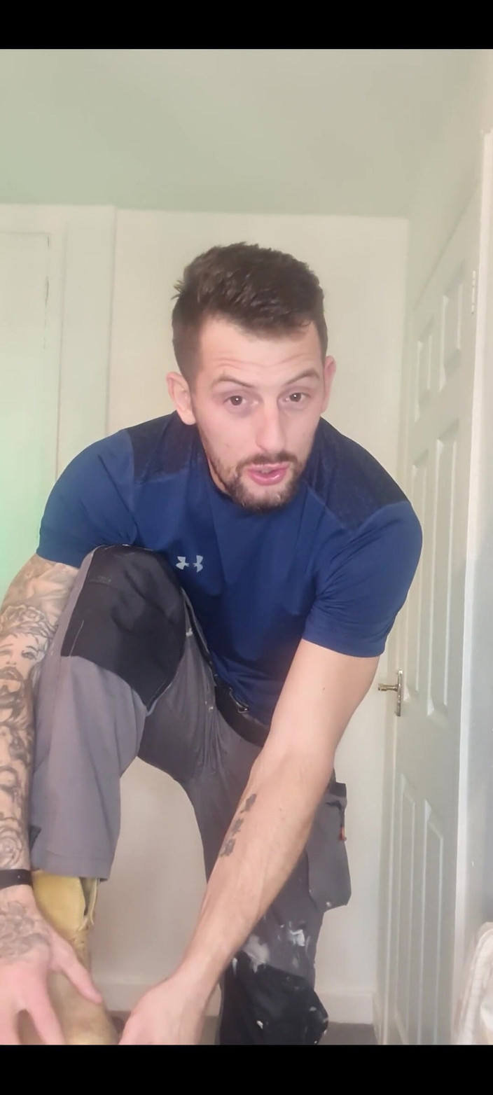 Englishtom20vip: 仕事用の制服を着るのを見て