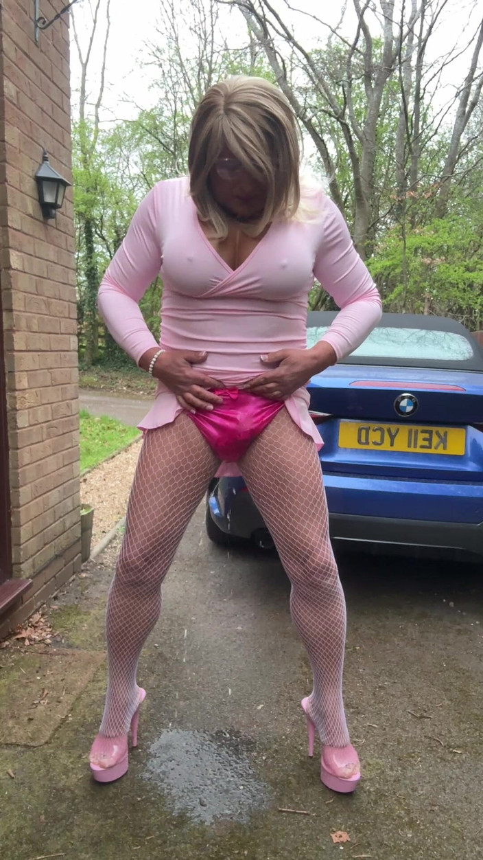 Kellycd2022: Sexy Crossdresser Kellycd2022 v růžových šatech a bílých síťovaných punčochách