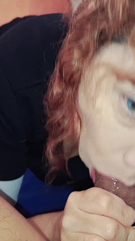 Goede vrouw gedraagt zich goed door sperma te zuigen en door te slikken