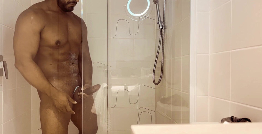 Guarro Studios: Дрочу мой толстый член в душе