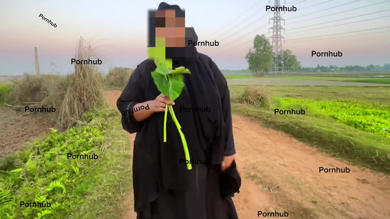 Aria Mia: エジプトのムスリム農家の娘がアバヤを着て農地でキュウリを探して、膣を狙う