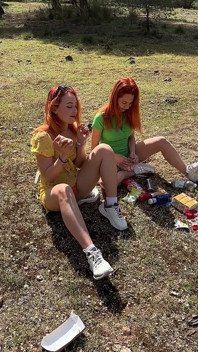 Piknik s mojí přítelkyní v lese a nechte spoustu koše