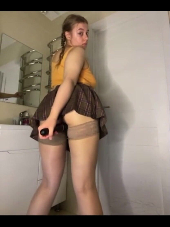 JuiceLussie: Cazzo anale sotto la gonna in bagno