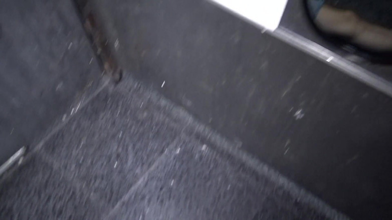 Gaybareback: Děvka saje 2 XXL ptáky v dírách slávy a je ošukána