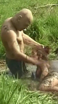 Insaciável morena milf é fodida na lama