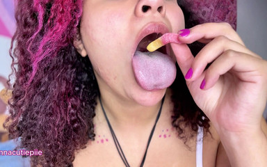 Cutiepiie Chubby: Asmr cận cảnh miệng ăn giun kẹo cao su và nói...