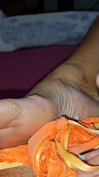 Üvey anne üvey oğlunun külotunda boşalmasına yardım ediyor