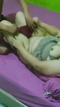 バイラル。曲線美のある妻が夫が不在の時に別の男性と浮気をする